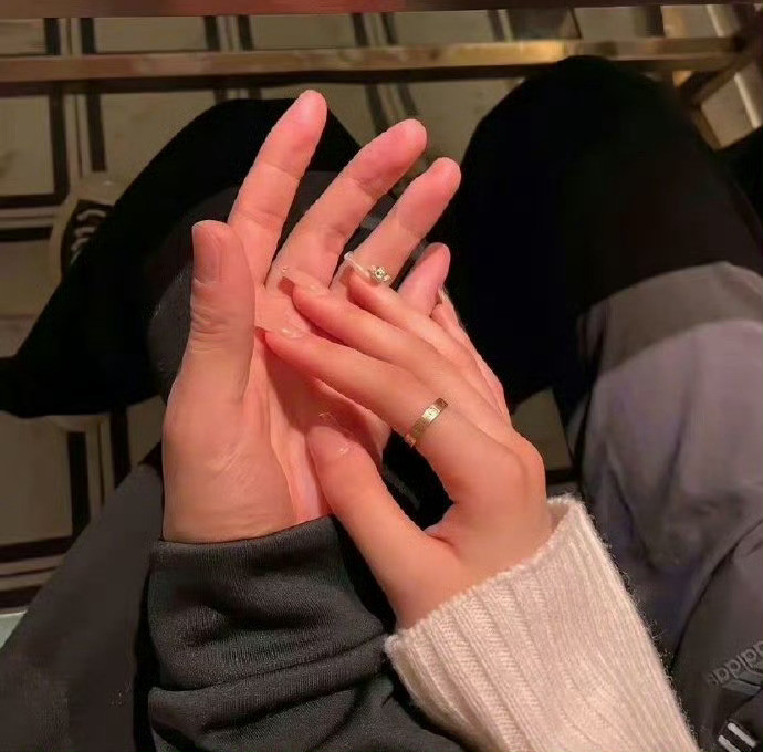 谈恋爱一定要问女朋友的23个小问题1.如果你家里人不喜欢我，你怎么办？2.你跟我