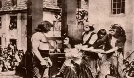 1638年，法国昂热，一个18岁漂亮女孩即将被送上了绞刑架。刽子手不忍让这
