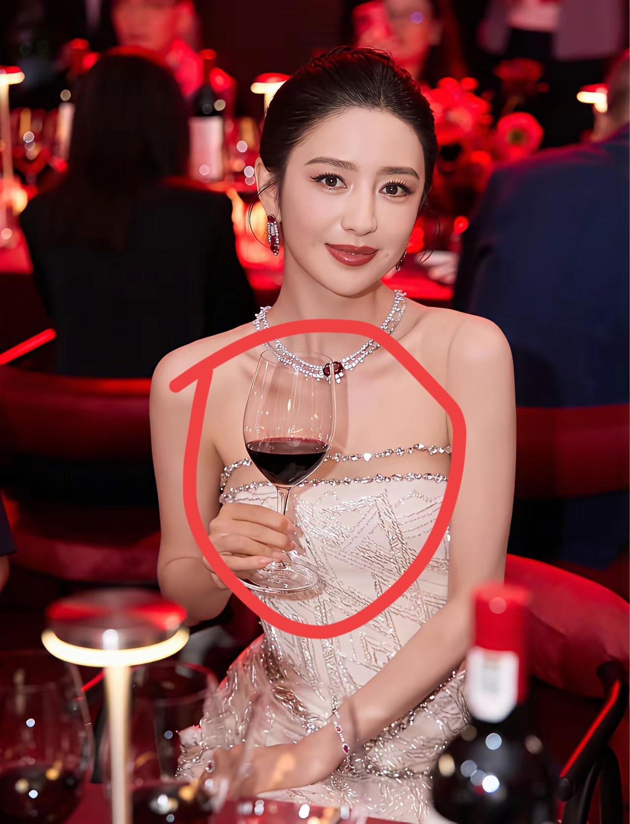 佟丽娅杯子里喝的是饮料还是红酒啊！