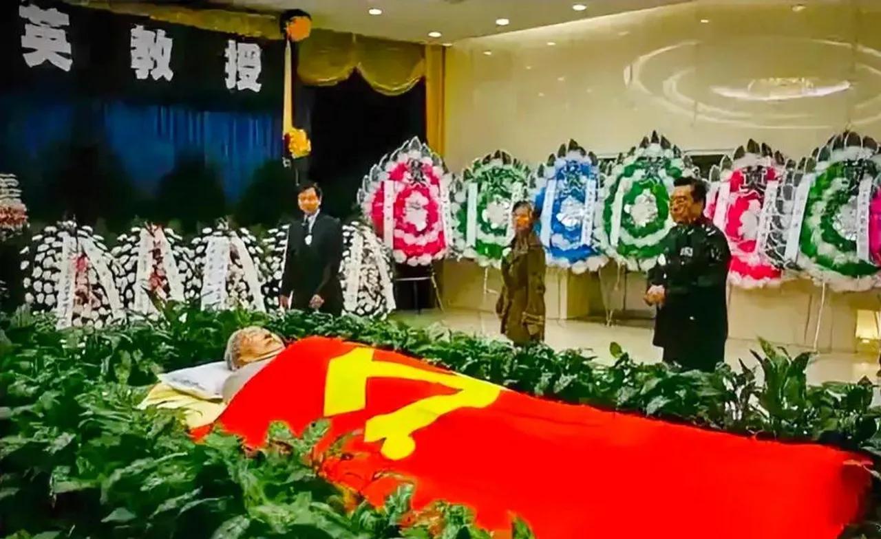 2012年，蒋英在北京逝世，葬礼十分隆重，她的遗体上覆盖着鲜红的党旗，可是，却有
