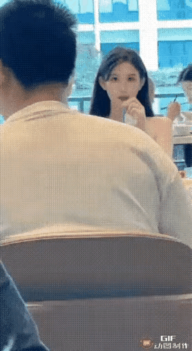 打望美女被抓包了[笑着哭]
