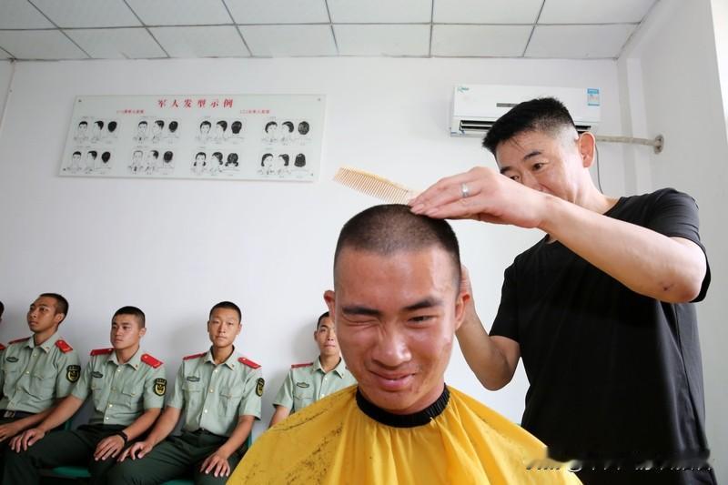 我弟当兵五年，去年秋天回来了。领了二十多万退伍费，全家都觉着苦日子熬出头了。没人
