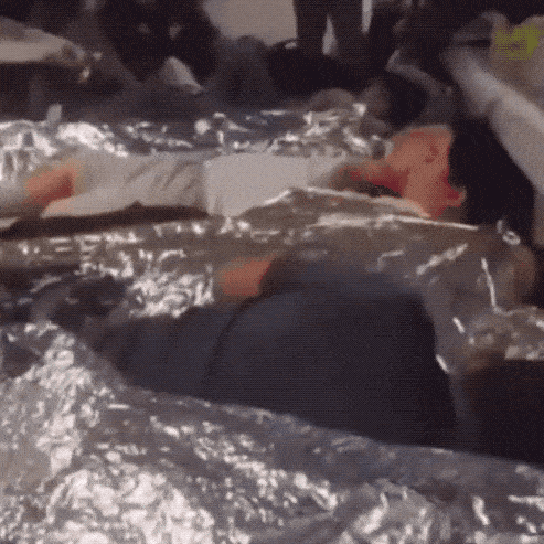 在美国被ICE抓进去是啥样？视频曝光环境恶劣，10天不许洗澡！一段视频从据信位于