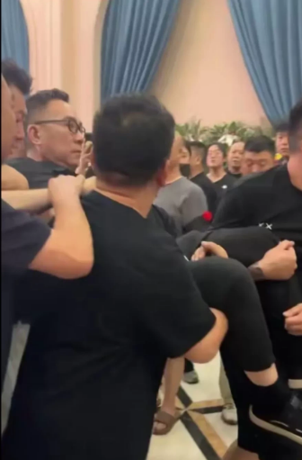 一个人的表情可以骗人但是肢体语言却是骗不了人的仔细看了杨议晕倒的视频，发现杨