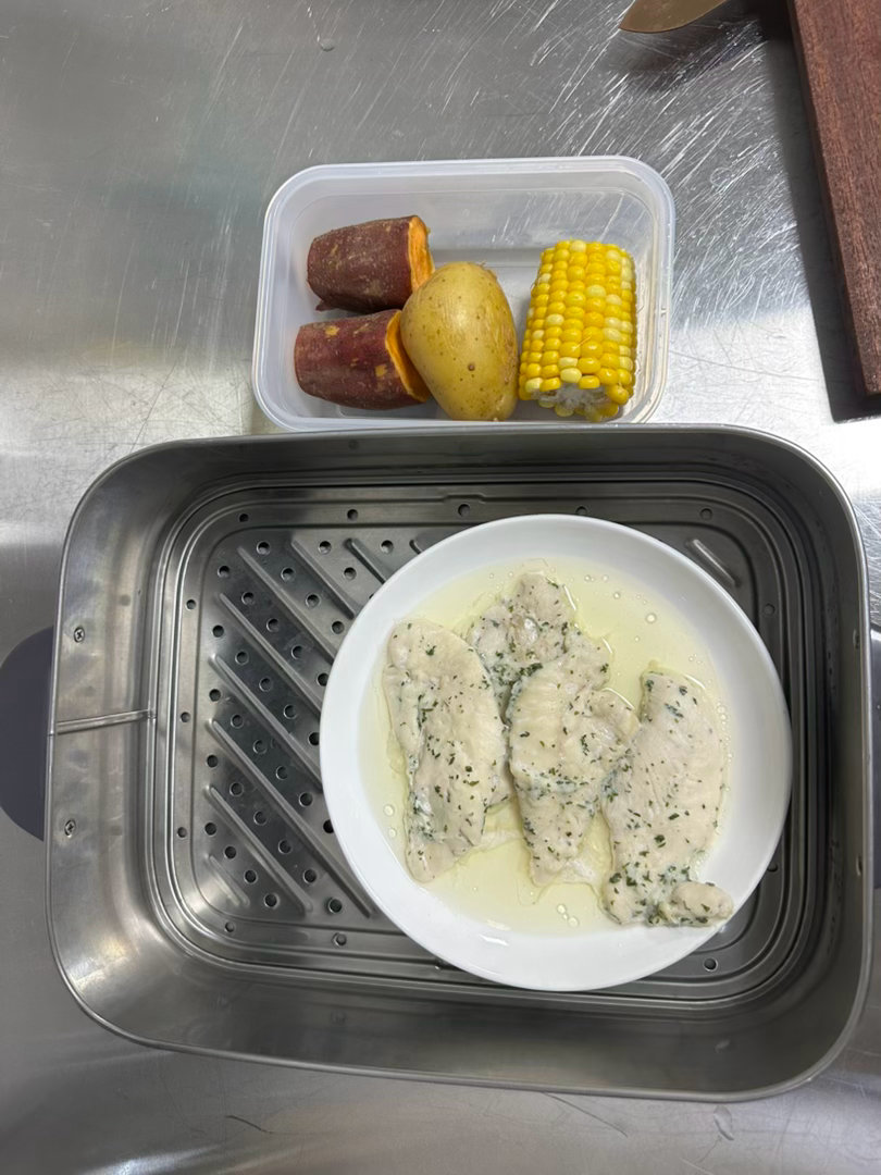 早上蒸鸡胸肉，中午开水洗菜​​​