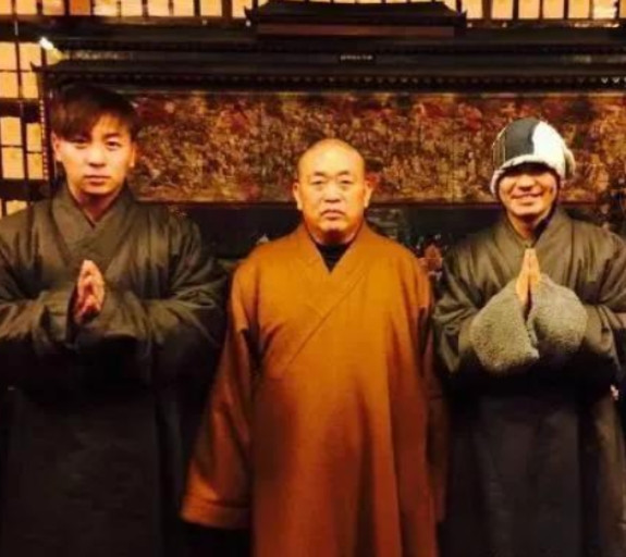 同样是释永信的弟子，为啥王宝强没改成“释宝强”，释小龙却能姓“释”？其实，所