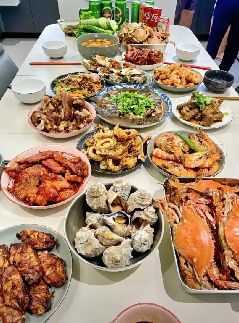 四人捣鼓了一上午的硬菜局，必须手机先吃！