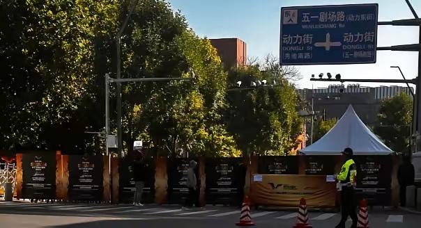 昨天，首钢园的这个地方还是栏杆的，今天怎么都加上围挡了？这样想在这里看看喜欢的