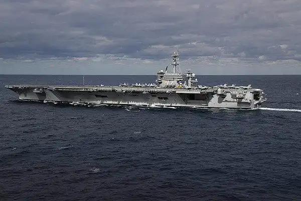1月22日，特朗普公开表态正调集重兵前往伊朗，美军“亚伯拉罕·林肯”号航母打击群