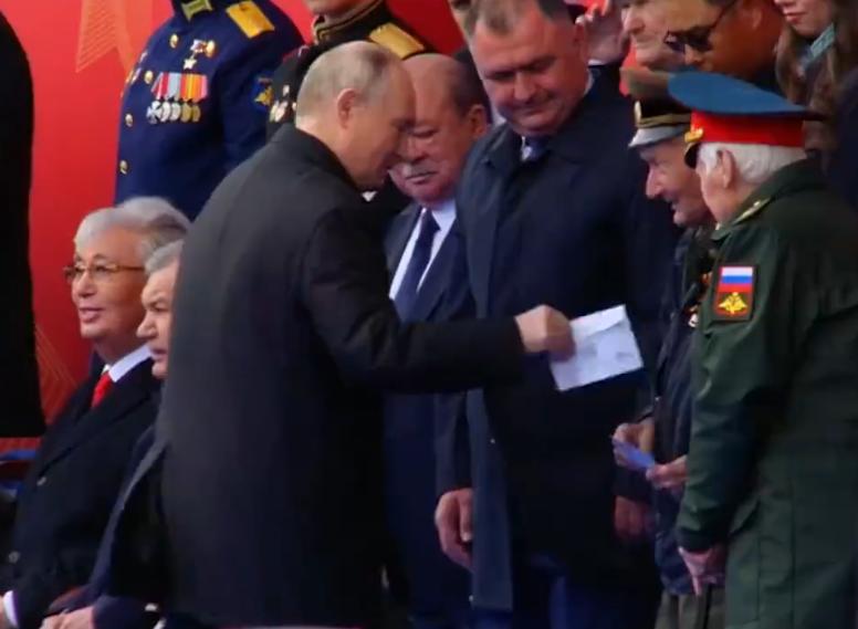 俄罗斯红场阅兵仪式上，一位老本递给普京一个纸条！值得一提的是，普京收到这个纸条