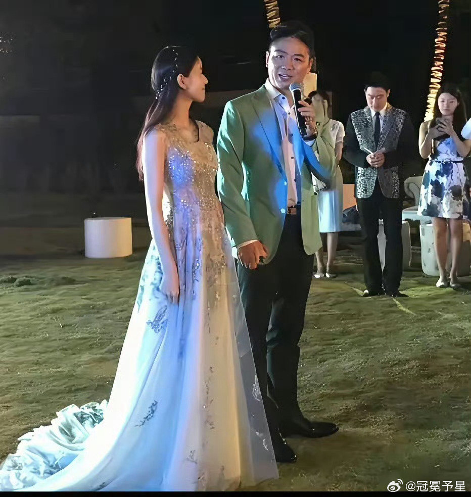 当年刘强东与章泽天大婚时的一幕，幸福感爆棚。​