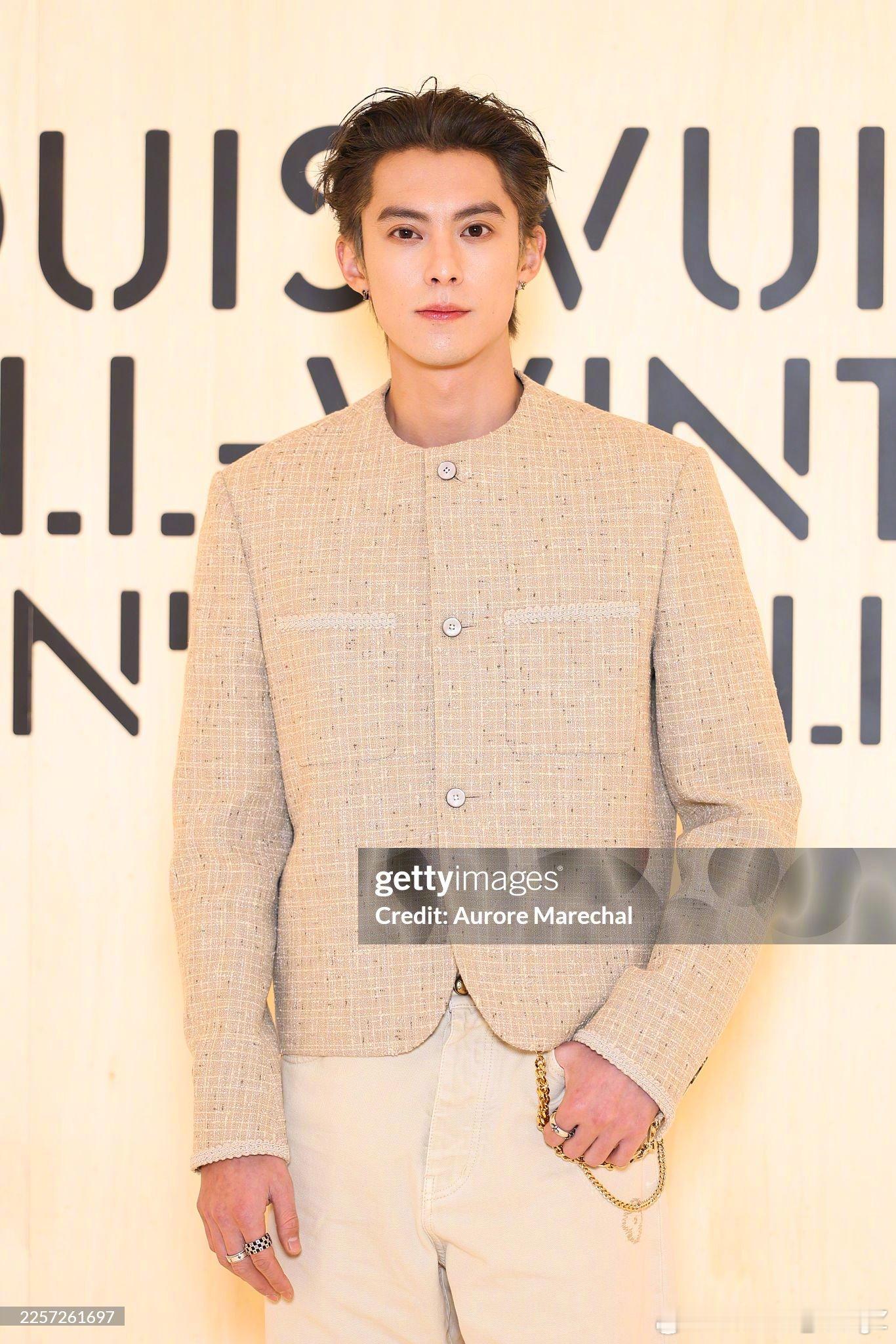 王鹤棣身着LOUISVUITTON2026早秋系列新装，亮相品牌巴黎秋冬大