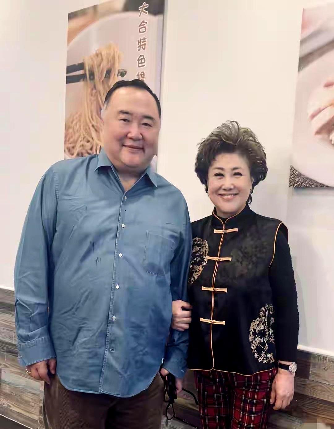 杨澜两口子在洛杉矶被人撞见了。吴征那头白发，隔着屏幕都透着股岁月的味道，六十岁