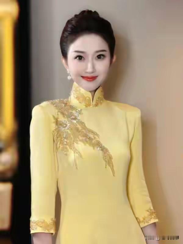 恭喜上届主持人大赛亚军刘心悦39岁成为春晚主持人，不负努力[赞]