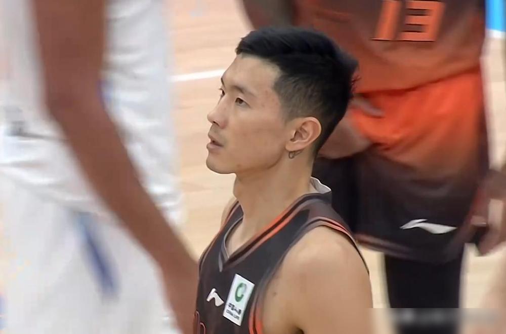 昨晚的解说员幽默说出了山东男篮存在的三个问题，他介绍高诗岩时说助攻串联好，并没