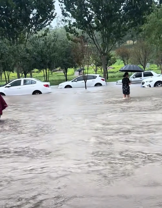 郑州用特大暴雨迎接今天的立秋！倾盆暴雨从今天上午10点开始，霹雳闪电一直下到