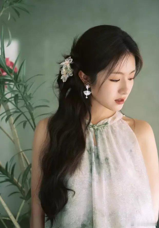 李兰迪身穿浅绿印花无袖裙的美照，气质温婉笑容明媚。​​​