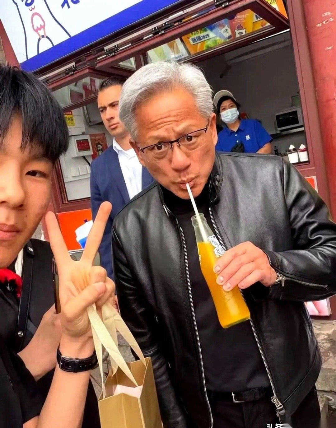 黄仁勋的一对儿女，履历扒出来，真让人有点看不懂。儿子，黄胜斌，没进华尔街，没去读