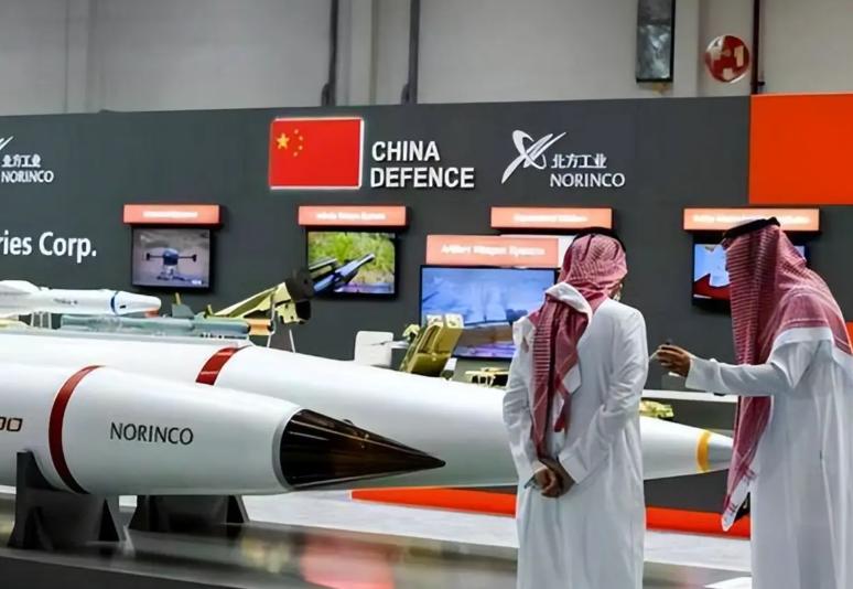 一口气花35亿买东风导弹，又砸150亿请中国驻军，付款极其爽快。谁能想到，在战火