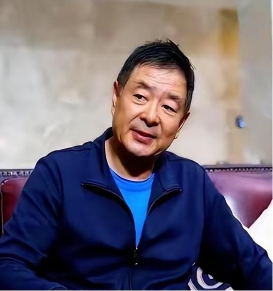 看完真被敲了一下：72岁的濮存昕，夜里用一根布带，把自己和94岁患阿尔茨海默症的