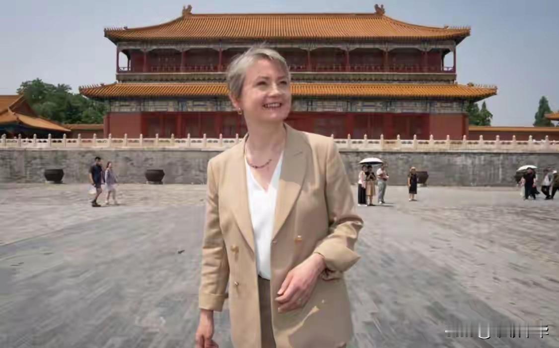 英国女外相参访故宫没有历史的沉重包袱，不像首相斯塔默参观故宫时陷入了沉思，想着当