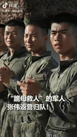 “跪母救人”的军人张伟返营归队！他下车那一刻我感觉特像刘强东。还别说连走路，举