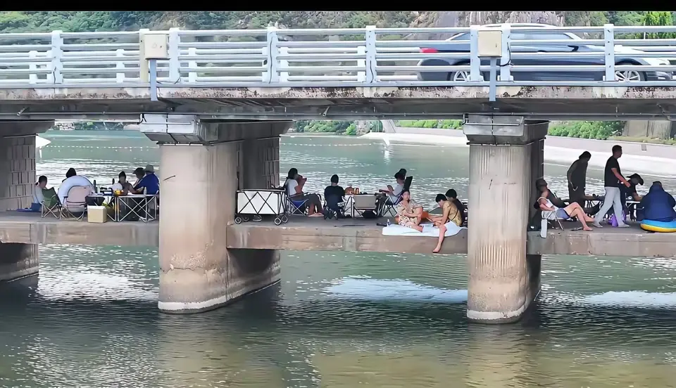 避暑天堂，我想知道他们是怎么上去的？