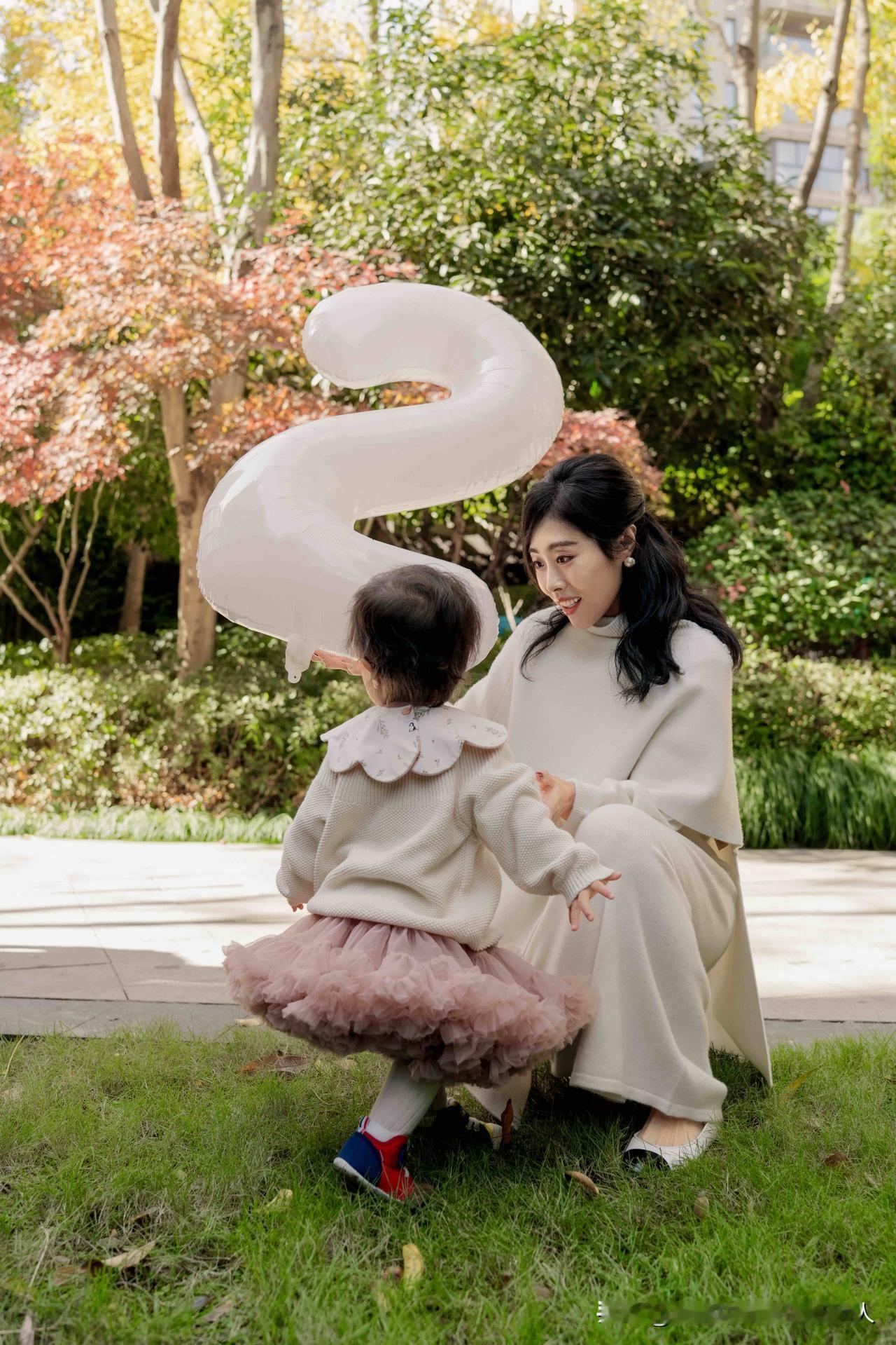 现在对女性的要求——既要颜值在线，妆容精致穿搭得体，出门能撑起场面，在家也得保持