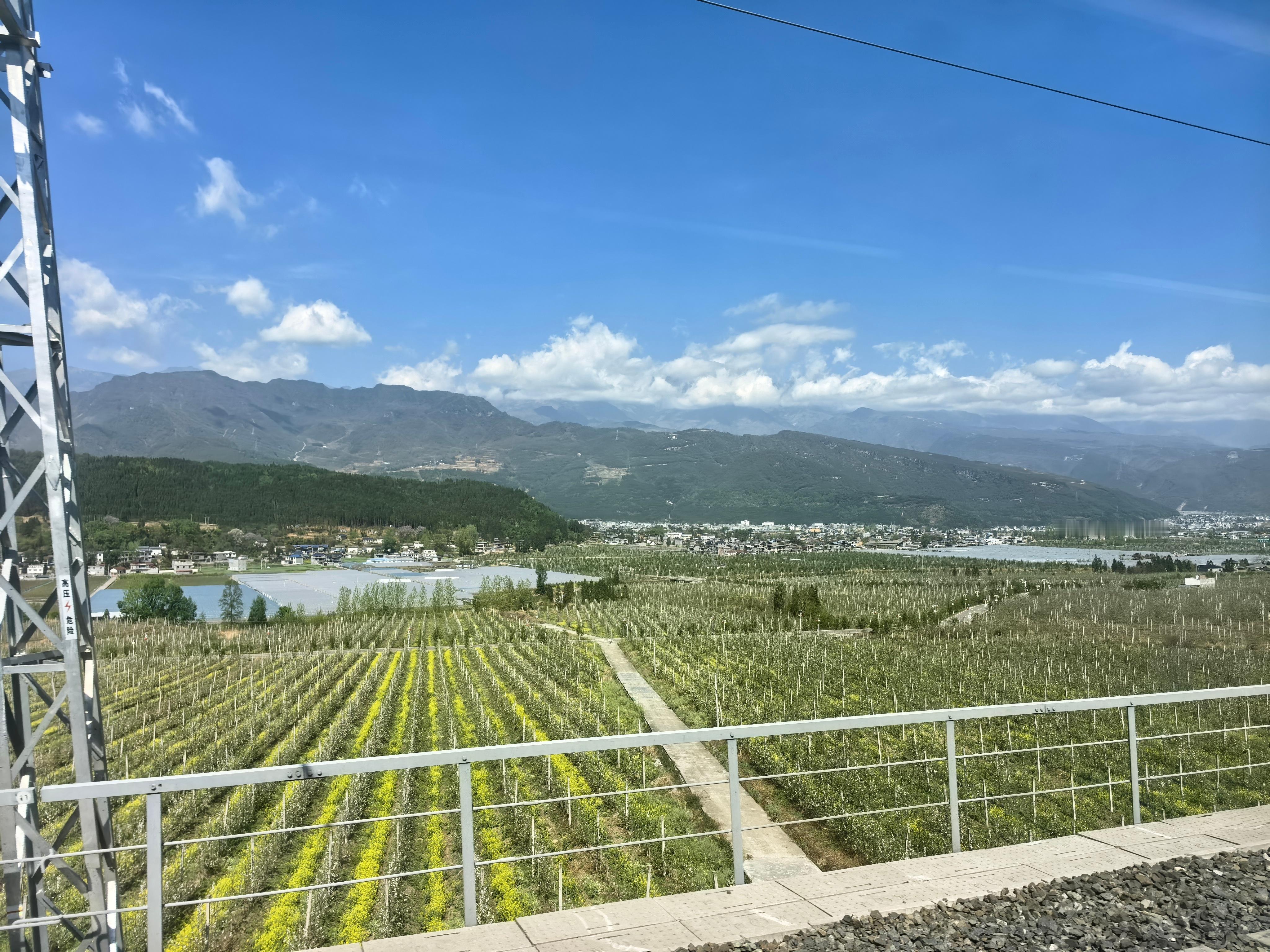 生产队群友分享的凉山西昌附近高铁沿途的景色在国家的政策加持之下凉山这个地方都已经
