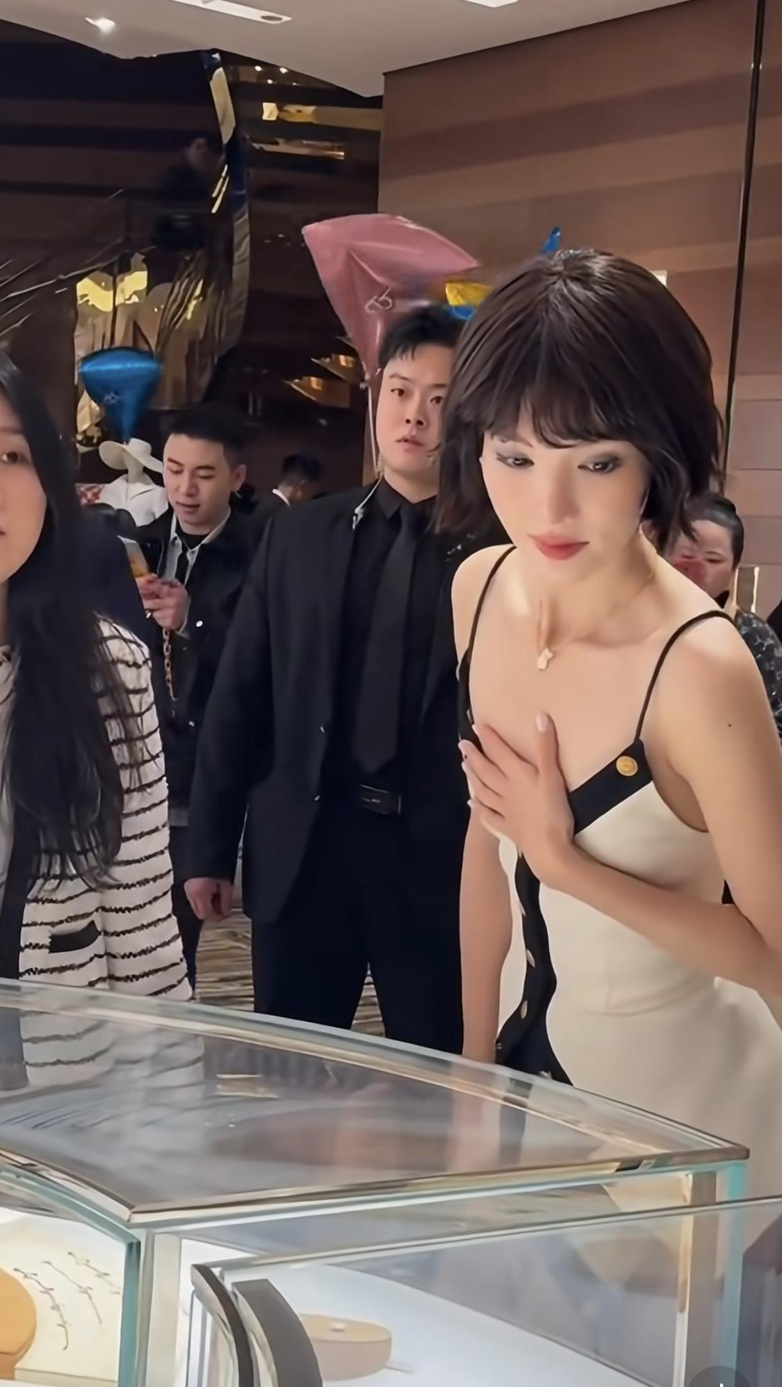 《凡人修仙传》女主金晨这颜值，还有吐槽她颜值的。参加活动造型好美，像洋娃娃。