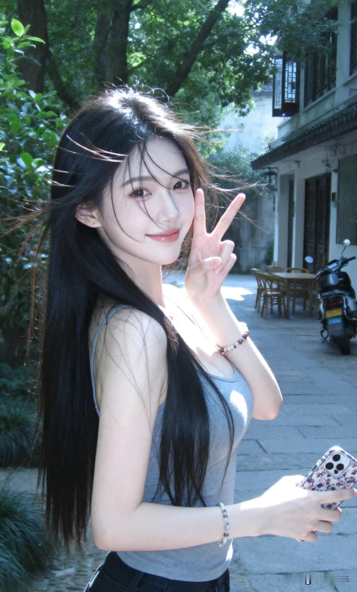 阳光明媚的午后，少女在绿意盎然的小巷中，微笑着比出V字手势，享受着美好时光。少女