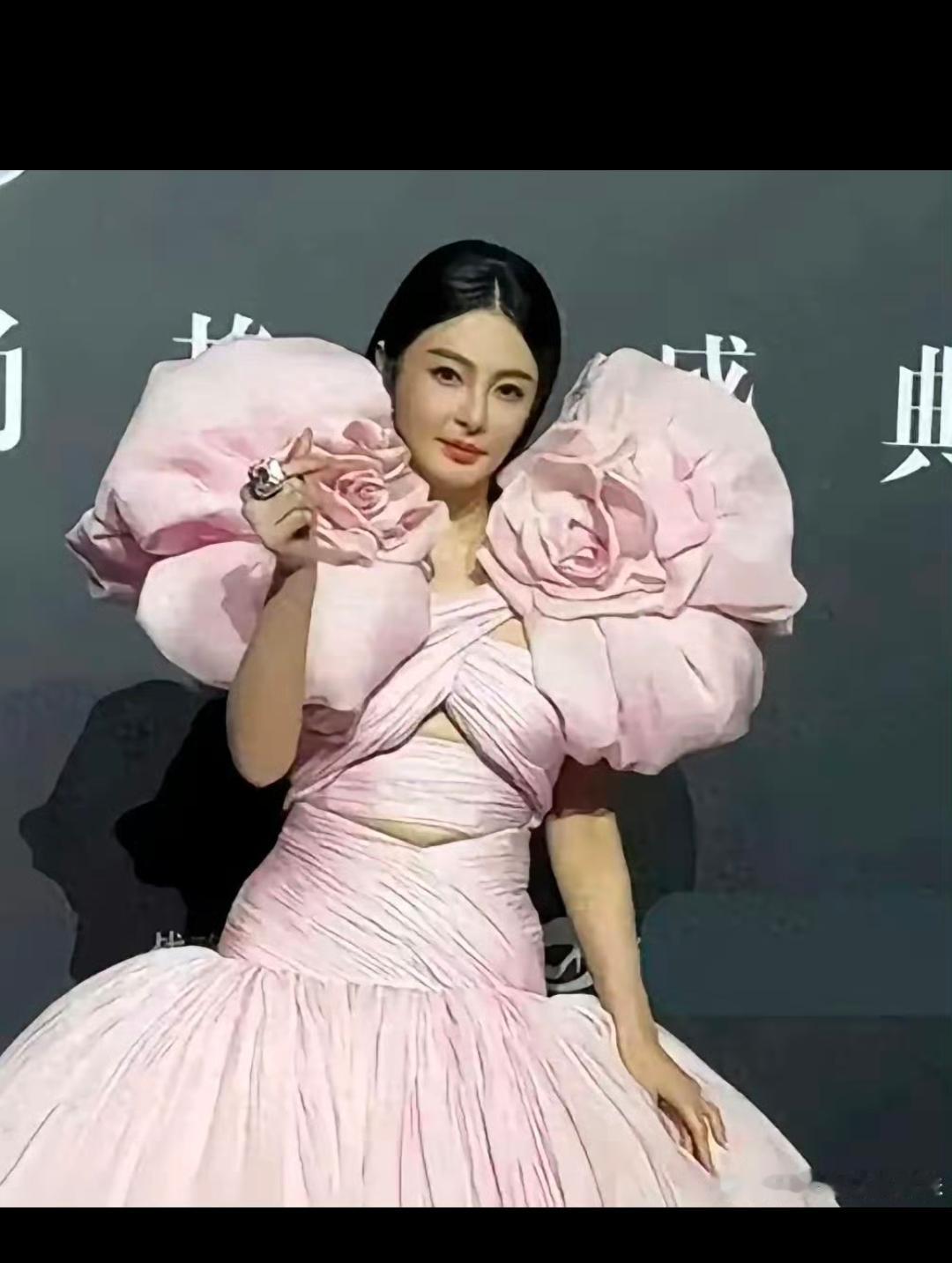 造型很新颖，这个礼服说实话真的有点太夸张了！你看看她肚子上的肉都被挤出来了！