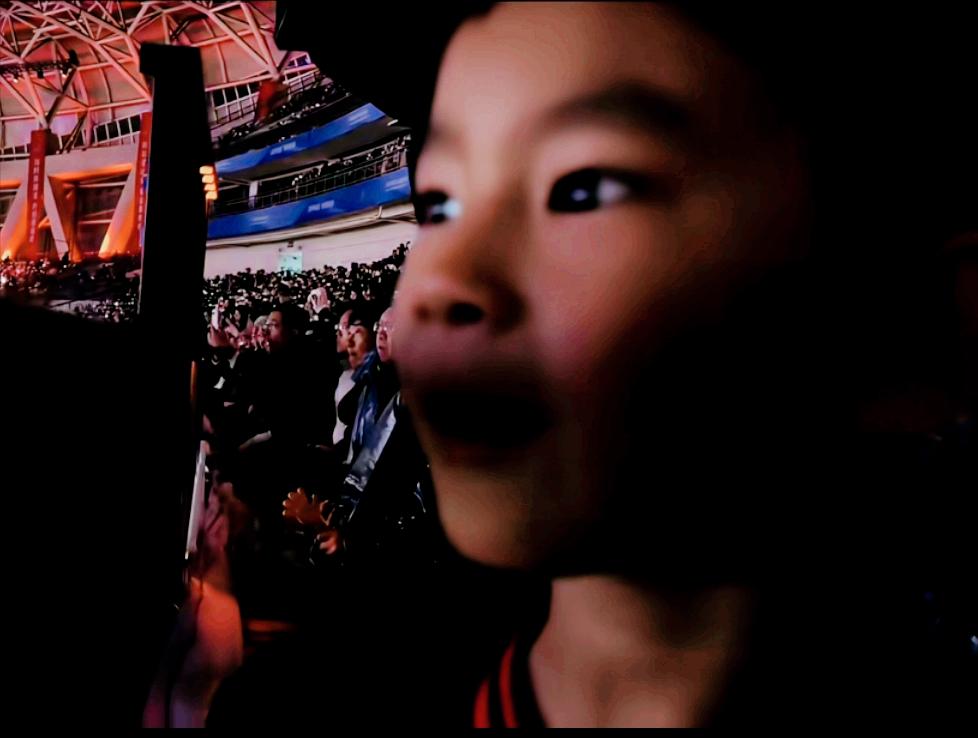 孙颖莎出场的时候，大家注意看台上的凉皮和二宝了吗？此刻，我想梁靖崑终于体会到周