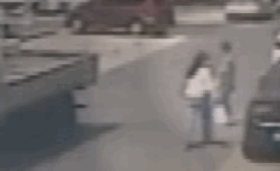 青岛行人相撞案现场视频公布那么又出来了新的问题了，视频中能看到，是后面的人撞的前