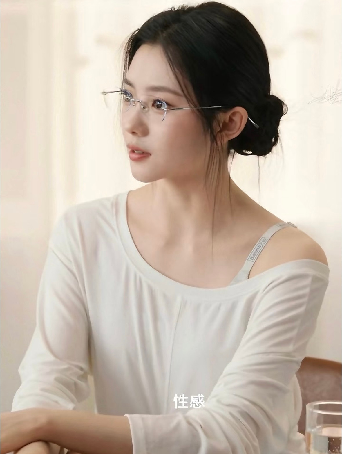 存子什么时候能演一个这种高知的角色蕉内真的不要太懂刘浩存的美….🫧