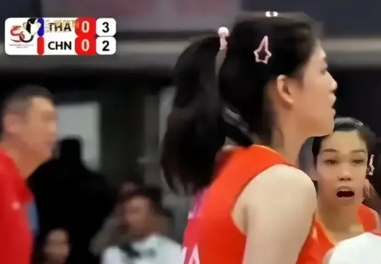 小老虎庄宇珊砸中的那个快四十岁的意大利女排自由人德吉纳罗不知道怎么样了！世联
