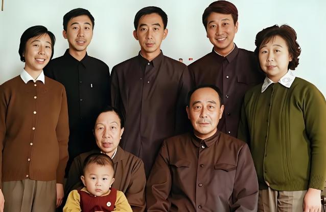 70年代冯巩与父亲、母亲及哥哥姐姐们的一张全家福。认得出哪一个是冯巩吗？