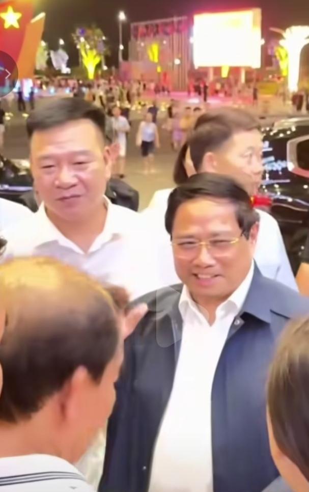 图片中越南范明政的头发确实稀疏了不少，尤其是头顶部分，典型的‘地中海’趋势。这大