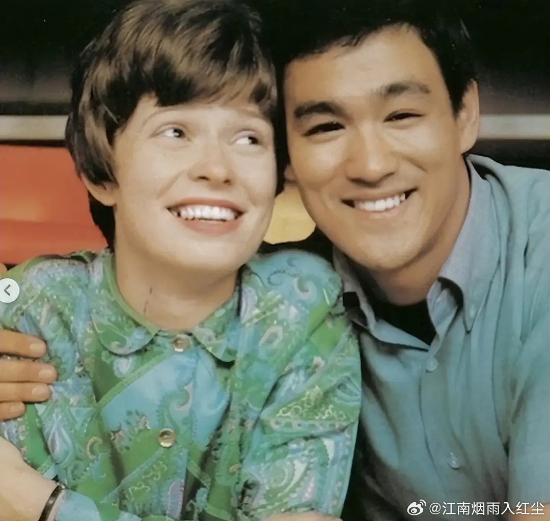 李小龙遗孀琳达近况琳达在李小龙离世后，有两段婚姻，她今年81岁，身体健康，精神矍