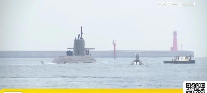 台湾首艘自制潜艇海鲲号今天（27日）进行第四次海试，军迷蹲守拍照。​​​