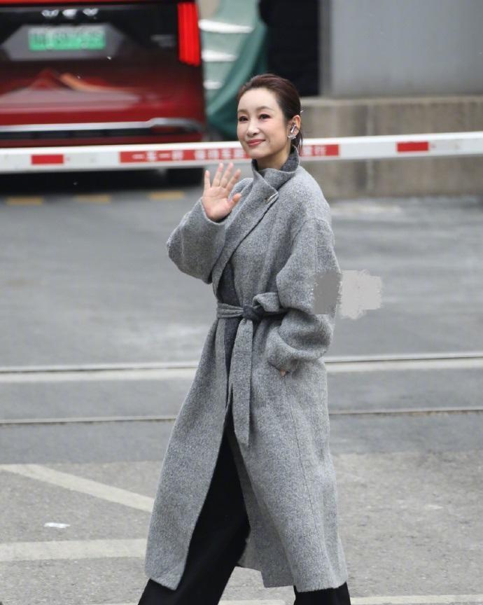 你费力营造的“少女感”，恰恰是廉价感的根源。看47岁秦海璐的机场，一件灰呢大衣