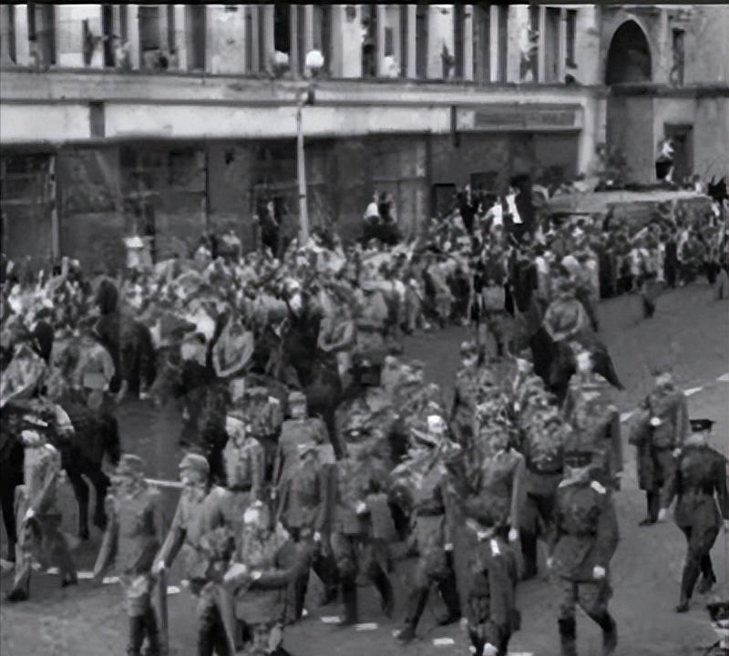 1944年，在莫斯科战败被俘的德国士兵被游街示众，苏联卫士担心路上发生暴动，特地