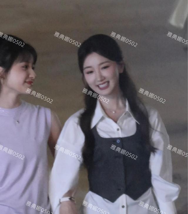 毛晓彤现身成都拍戏，脸部肿胀饱满不自然，镜头拉近笑容僵硬