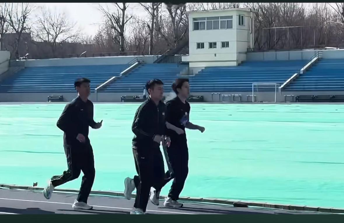 2月12日，王楚钦备战新加坡大满贯——体能训练跑步一万米！北京的冬天，今年天