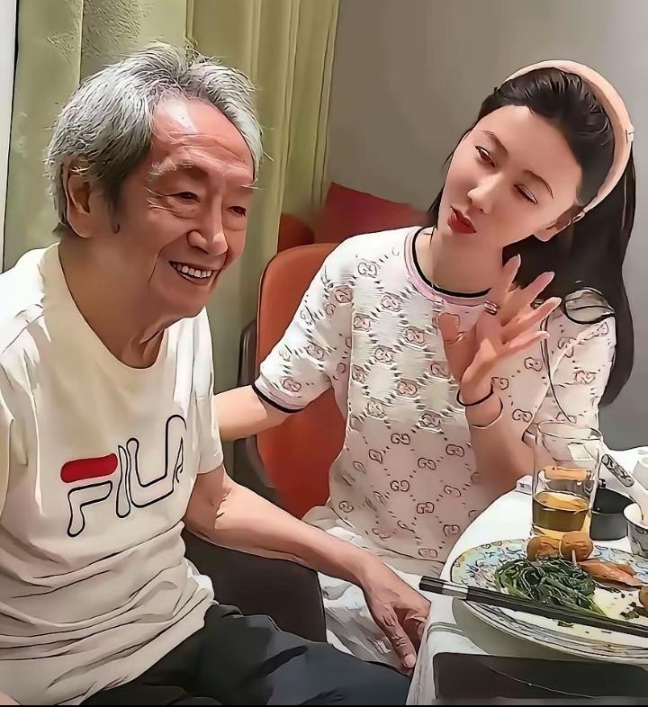 大家发现了没？老艺术家王奎荣的妻子饶芯语，王石的妻子田朴珺、张纪中的妻子杜星霖