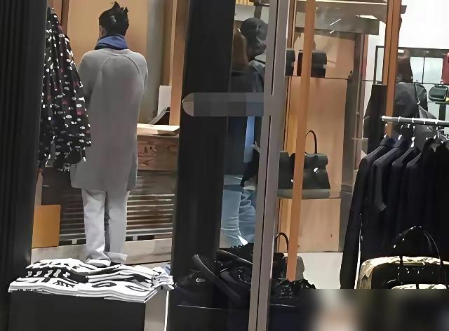 王菲跟谢霆锋这对，算是把中年情侣的松弛感整明白了。复合快12年，不领证不同住