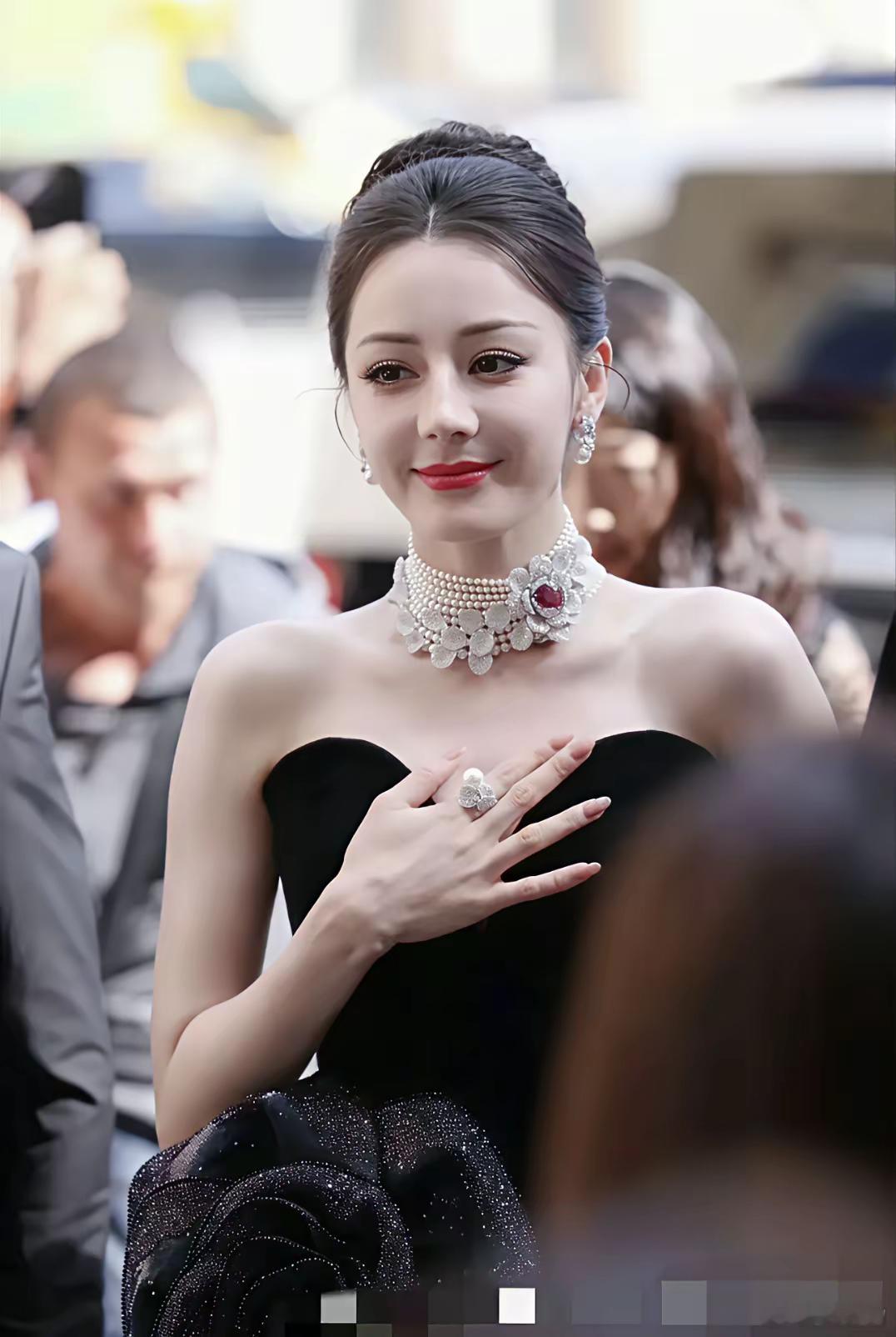 迪丽热巴巴黎时装周最大的败笔，​不是项链太大显脖子短，也不是礼服太露太扎眼，而是