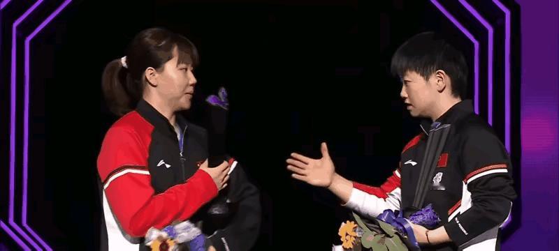 孙颖莎大气，获得亚军后，主动握手恭喜了队友！其实女单包揽四强的时候，大家都