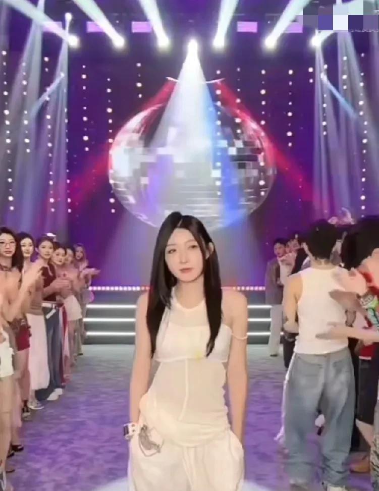 牌牌琦吐槽小伊伊又买了一条十万的克罗心的裤子！竟然是拿我上次送给他那条裤子换的，