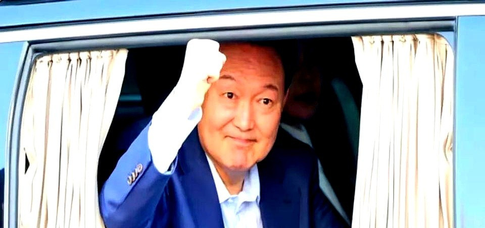 洪准杓当年把朴槿惠画像铺地上让人踩，简直是给自己挖了个坑！当时我就觉得这事儿要坏
